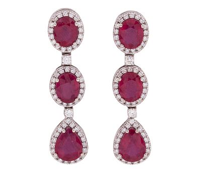PENDIENTES EN ORO MACIZO DE 18 KT, RUBIES Y DIAMANTES. Pareja de pendientes realizados en oro de 