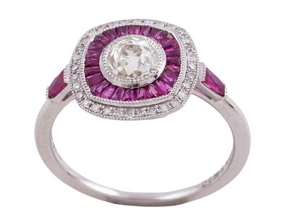 SORTIJA EN PLATINO, RUBIES Y DIAMANTES. Sortija estilo Art Dec&oacute; realizada en platino. Adornada 