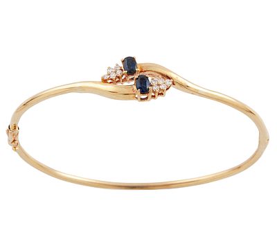 PULSERA R&Iacute;GIDA EN ORO 18KT, ZAFIROS Y DIAMANTES. Pulsera r&iacute;gida oval realizada en oro de 18kt 