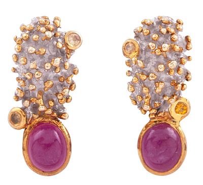 PENDIENTES EN PLATA 925 CON CHAPADO EN ORO, RUB&Iacute;ES Y ZAFIROS DORADOS. JOYER&Iacute;A DE AUTOR, PIEZA &Uacute;NICA