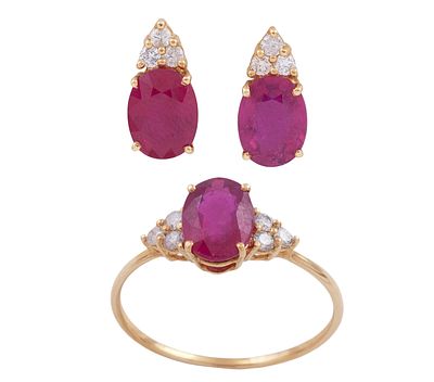 CONJUNTO DE SORTIJA Y PENDIENTES EN ORO DE 18KT, RUB&Iacute;ES Y DIAMANTES. Conjunto de sortija y 