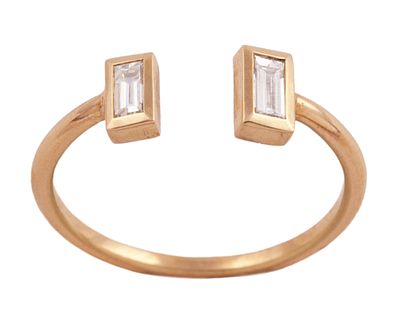 SORTIJA EN ORO 18KT Y DIAMANTES. Sortija realizada en oro de 18kt. Dise&ntilde;o abierto con dos 