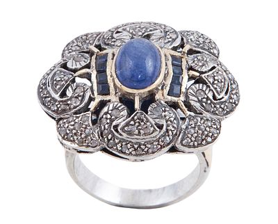 GRAN SORTIJA EN PLATA DE LEY, PLATA DORADA, ZAFIRO Y DIAMANTES. Sortija realizada en plata y 