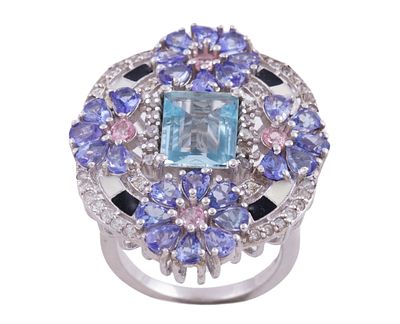 SORTIJA EN PLATA DE LEY CON AGUAMARINA, TANZANITAS Y DIAMANTES. Sortija realizada en plata de 