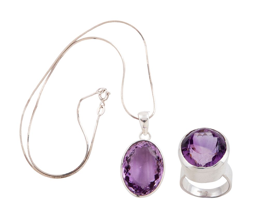 COLGANTE CON CADENA Y SORTIJA EN PLATA DE LEY Y AMATISTAS. Lote formado por un colgante con 