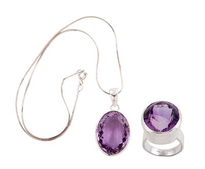 COLGANTE CON CADENA Y SORTIJA EN PLATA DE LEY Y AMATISTAS. Lote formado por un colgante con 