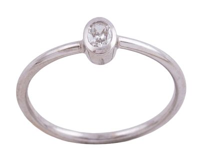 SOLITARIO EN ORO 18KT Y DIAMANTE. Sortija solitario realizada en oro de 18kt. Diamante central 