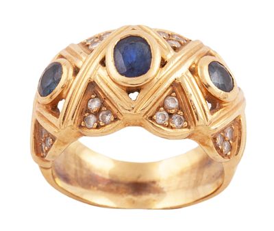 SORTIJA EN ORO MACIZO DE 18KT, ZAFIROS Y DIAMANTES. Sortija realizada en oro macizo de 18kt con 