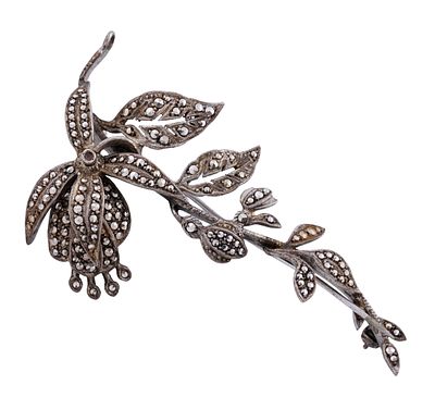 BROCHE ANTIGUO EN METAL PLATEADO Y MARCASITAS. Broche antiguo realizado en metal plateado con 