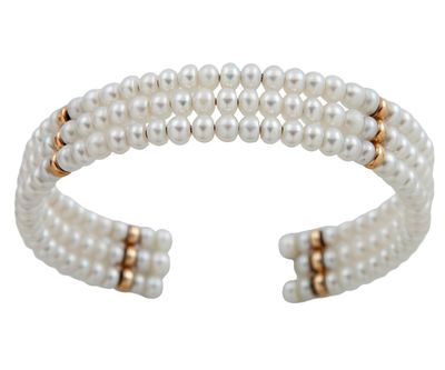 PULSERA CON PERLAS CULTIVADAS Y METAL DORADO. Pulsera de tres vueltas, abierta, formada por 