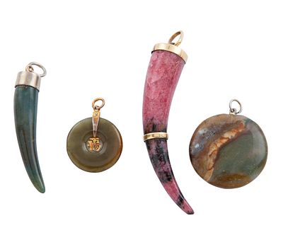 LOTE DE CUATRO COLGANTES DE CUARZO UNO DE ELLOS DE RODONITA Y ASA Y ADORNOS EN METAL DORADO. Lote 