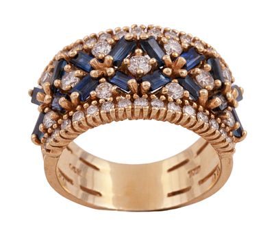SORTIJA EN ORO DE 14 KT. CON ZAFIROS Y DIAMANTES. Sortija realizada en oro de 14 kt. con centro 