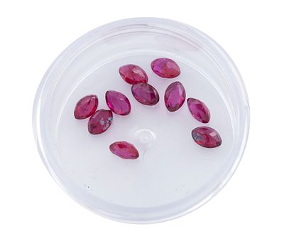 M&Ecirc;L&Eacute;E DE RUBIES EN TALLAS MARQUISE,PESO : 1.93 CT. Lote compuesto por m&ecirc;l&eacute;e de 