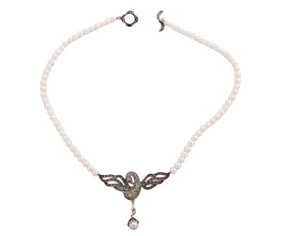 COLLAR CISNE EN PLATA DE LEY, PERLAS CULTIVADAS Y MARCASITAS. Collar realizado en plata de ley. 