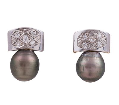 PENDIENTES EN ORO DE 18 KT. CON PERLAS TAHITI Y DIAMANTES. Pareja de pendientes realizados en 