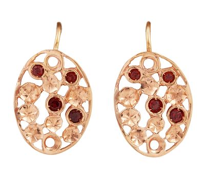 PENDIENTES EN ORO DE 18 KT. CON FORMA OVAL IRREGULAR Y GRANATES. Pareja de pendientes realizados 