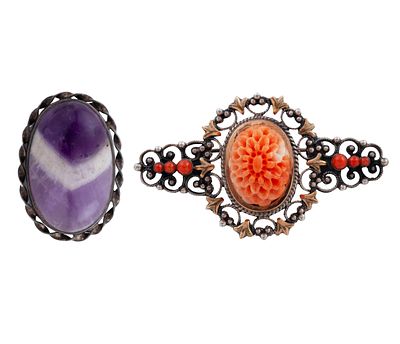 DOS BROCHES EN PLATA DE LEY 925, CORAL Y &Aacute;GATA. Lote formado por dos broches realizados en 
