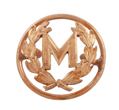 ADORNO O INSIGNIA CON LA INICIAL M EN ORO DE 18 KT. Adorno o insignia realizada en oro de 18 kt. 