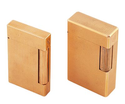 LOTE DE DOS ENCENDEDORES " S.T. DUPONT "CHAPADOS EN ORO , UNO DE ELLOS CON CAJA ORIGINAL Y 