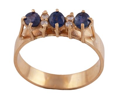 SORTIJA EN ORO DE 18 KT. ZAFIROS Y DIAMANTES. Sortija realizada en oro de 18 kt. con tres 