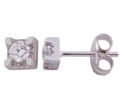 Pareja de pendientes dormilonas realizados en oro de 18kt. Adornados con diamantes en talla 