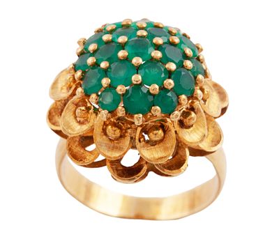 SORTIJA CON ROSETA ALTA EN ORO DE 18 KT.Y ESMERALDAS. Sortija con dise&ntilde;o de roseta alta 