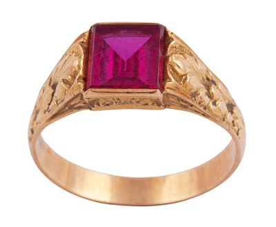 SORTIJA SELLO EN ORO DE 18 KT. CON RUBI SINTETICO. Sortija sello realizada en oro de 18 kt. con 