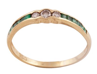 SORTIJA EN ORO DE 18 KT. CON DIAMANTES Y ESMERALDAS. Sortija realizada en oro de 18 kt. con 