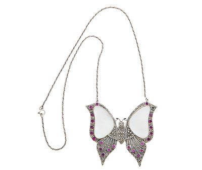 COLGANTE MARIPOSA CON CADENA EN PLATA DE LEY 925, RUBIES, NACAR Y MARCASITAS. Colgante con forma 