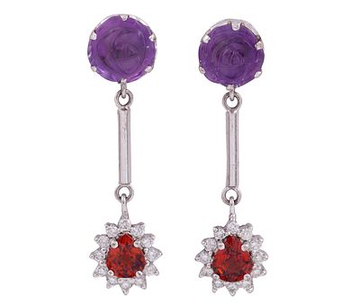 Pareja de pendientes largos con movimiento realizados en oro de 18kt. Formados por amatistas 