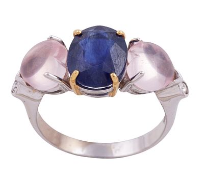 Sortija realizada en oro de 18kt. Zafiro central en talla oval con peso total aprox 3.65ct. A 