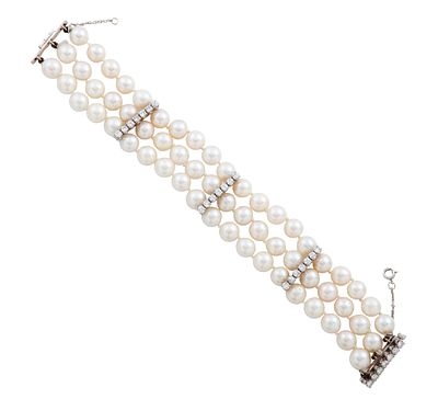 PULSERA BRAZALETE DE TRES HILOS DE PERLAS CULTIVADAS, ORO DE 687/MM Y DIAMANTES. Pulsera 
