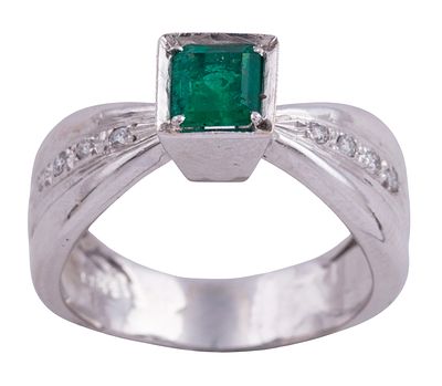 Sortija realizada en oro de 18kt. Esmeralda central en su talla cuadrada con peso aprox 0.60ct 