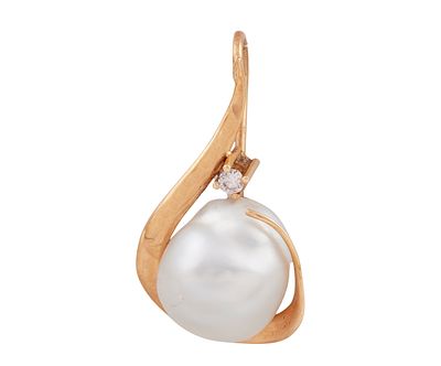 COLGANTE EN ORO DE 14 KT. PERLA BLANCA Y DIAMANTE. Colgante realizado en oro de 14 kt. De dise&ntilde;o 