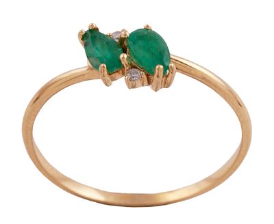 SORTIJA EN ORO DE 18 KT. CON ESMARALDAS Y DIAMANTES. Sortija realizada en oro de 18 kt. con 
