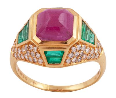 SORTIJA EN ORO 18KT, RUB&Iacute;, ESMERALDA Y DIAMANTES. Sortija realizada en oro de 18kt. Rub&iacute; central 