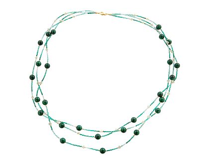 COLLAR DE AVENTURINAS Y CRISOPRASAS. BROCHE EN PLATA DE LEY 925. Collar de tres hilos con 
