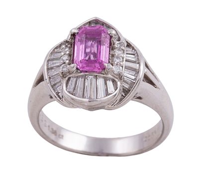 SORTIJA EN PLATINO CON ZAFIRO ROSA Y DIAMANTES. Sortija realizada en platino con un zafiro rosa 