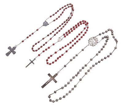 LOTE DE TRES ROSARIOS, DOS DE ELLOS EN METAL PLATEADO Y EN PLATA BAJA, CON CUENTAS DE METAL 