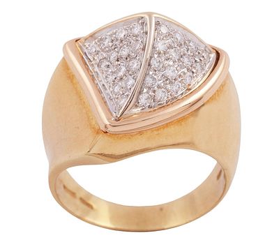 Sortija realizada en oro bicolor de 18kt. Forma de pir&aacute;mide con cuajado de diamantes en talla 
