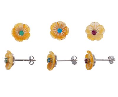 PENDIENTES, TRES PARES, EN PLATA DE LEY 925, RUBIES, TOPACIOS Y ESMERALDAS. Tres pares de 