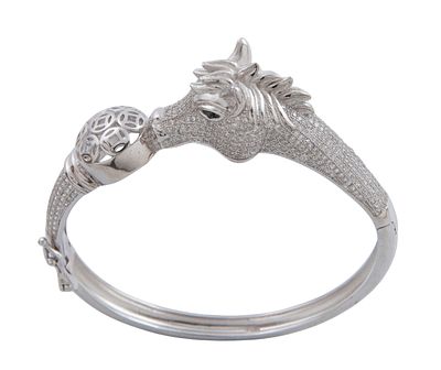 PULSERA R&Iacute;GIDA CON DETALLE DE CABEZA DE CABALLO EN PLATA DE LEY 925, ONIX Y CIRCONITAS. Pulsera 