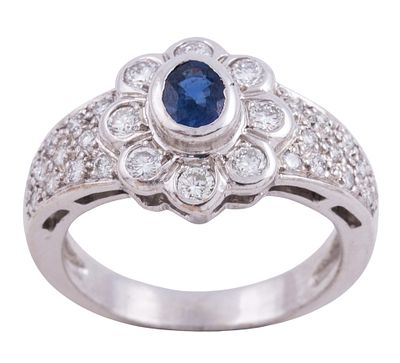 Sortija realizada en oro de 18kt. Dise&ntilde;o floral con zafiro central en talla oval con peso total 