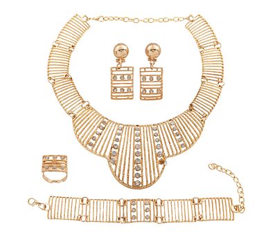 CONJUNTO DE GARGANTILLA, PULSERA, PENDIENTES Y SORTIJA CHAPADOS EN ORO CON ADORNO DE PIEDRAS BLANCAS