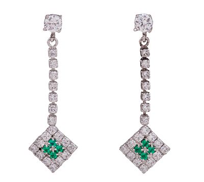 PENDIENTES LARGOS EN PLATA DE LEY 925, CON DETALLE DE PIEDRAS VERDES Y CIRCONITAS. Pareja de 