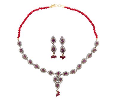 CONJUNTO DE GARGANTILLA Y PENDIENTES EN BRONCE Y METAL CON RUBIES SINTETICOS Y PIEDRAS BLANCAS 