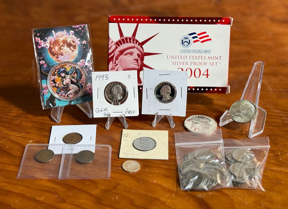 COLLECTIBLE COIN ASSORTMENT. This lot features an assortment of collectible coins including a 
