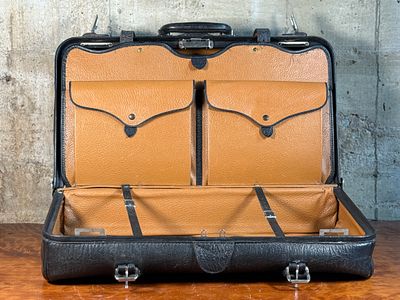 VINTAGE LEATHER VALISE. This lot features a vintage leather valise in very good condition for 