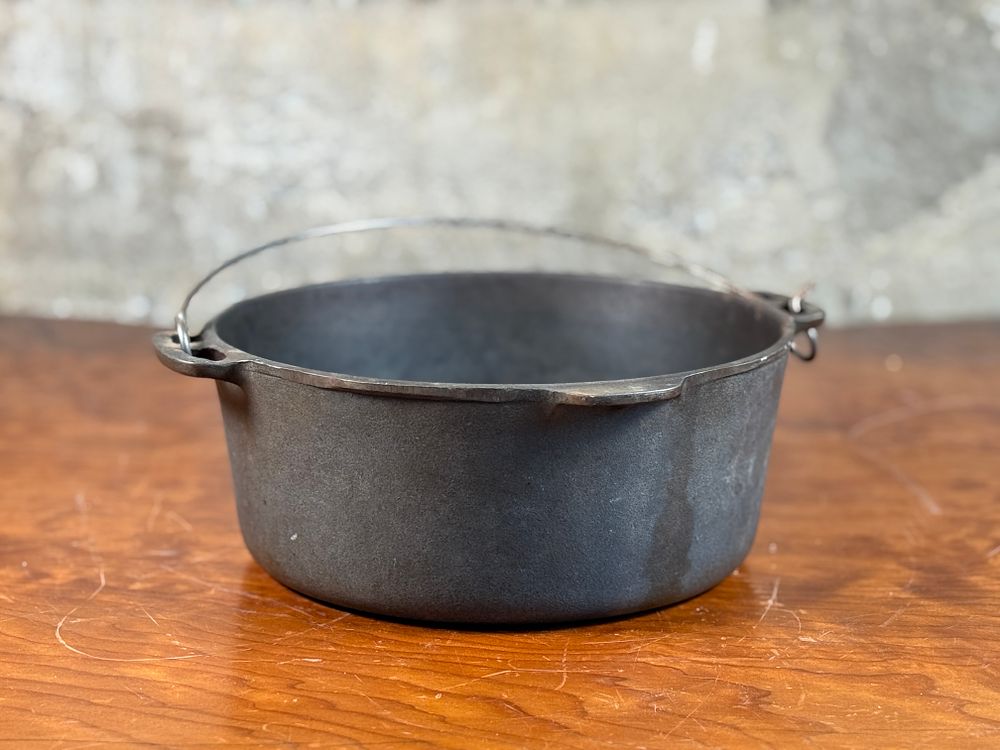 WAGNER WARE CAST IRON DUTCH OVEN. This lot features an antique cast iron dutch oven by Wagner 