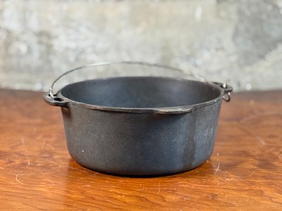 WAGNER WARE CAST IRON DUTCH OVEN. This lot features an antique cast iron dutch oven by Wagner 